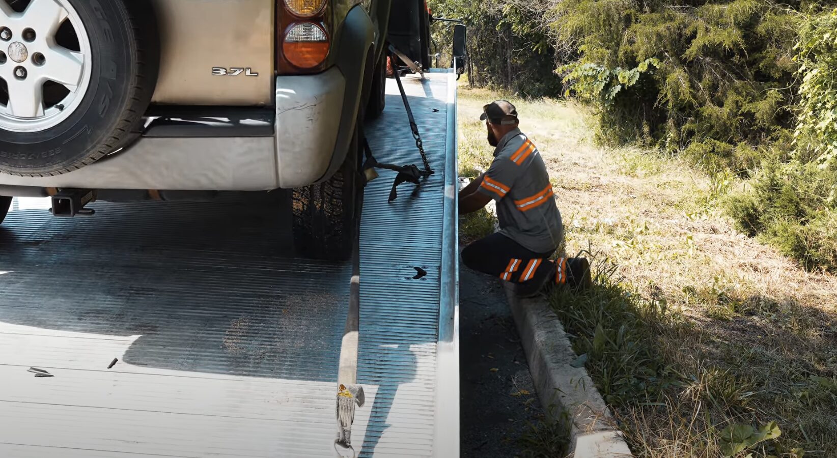 24/7 Emergency Towing Service in Bowie, MD Professional flatbed tow truck loading a vehicle safely